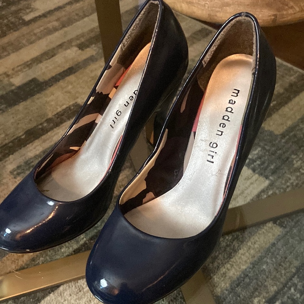 Navy patent Madden Girl pumps - size 6